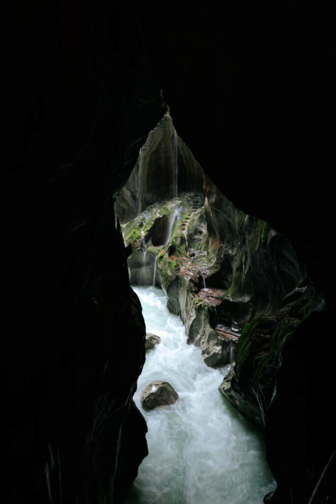 Parcourez les gorges par temps de pluie