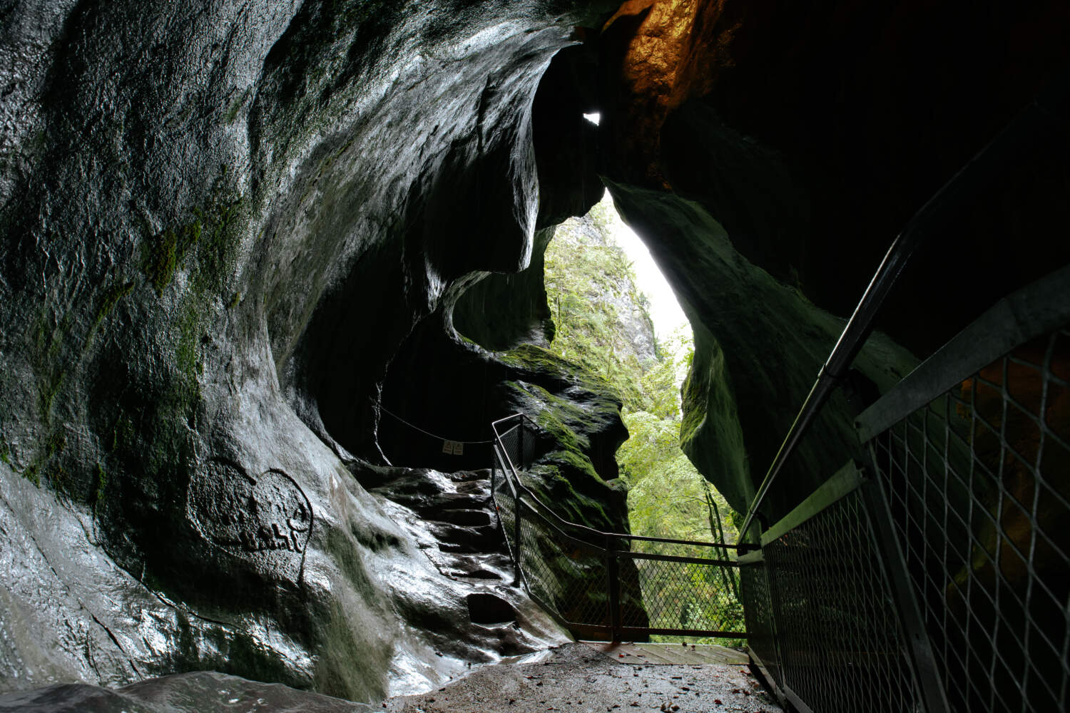 1892 est construit le premier escalier qui permet de descendre au coeur des Gorges