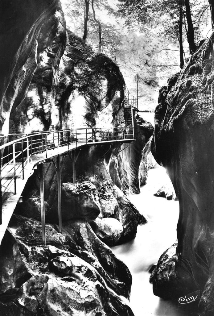 1892, construction du premier escalier pour visiter les Gorges